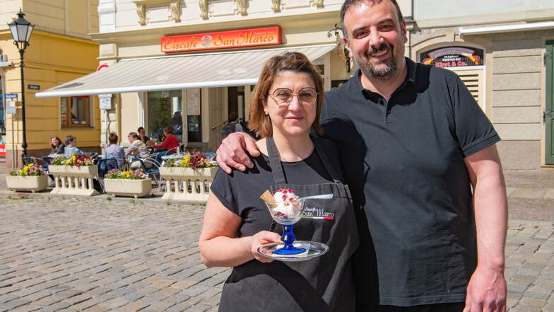 25 Jahre in Großenhain: Seit dem 8. Mai 1997 bieten Lara und Sandro Marcon in ihrem Café inmittten der Innenstadt ihre leckeren Kreationen an. Ganz neu ein Weißer-Pfirsich-Eis mit knusprigen Rosenblüten.