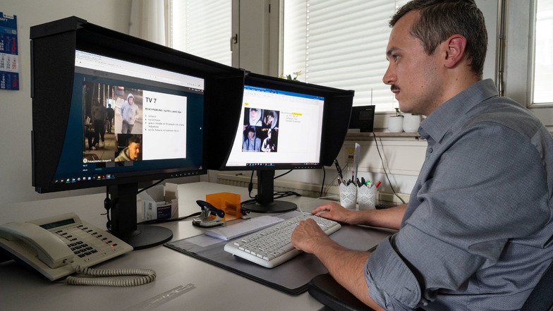 Michael Aschenbrenner, Super-Recogniser des Polizeipräsidiums Stuttgart, betrachtet auf zwei Monitoren Fahndungsbilder.