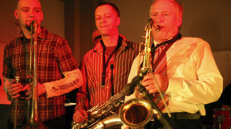 Als Saxofon-Legende begeisterte er im selben Jahr bei der Feier seines 50-jährigen Bühnenjubiläums im Gleis 1 im Görlitzer Bahnhof mit einem fünfstündigen Konzert.