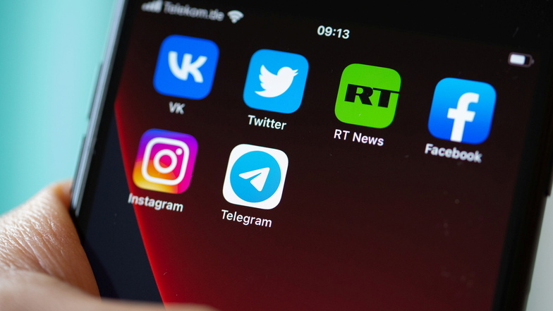 Auf dem Bildschirm eines Smartphones sind die Logos der Apps VKontakte, Twitter, RT News, Facebook, Instagram und Telegram zu sehen. Einige der Apps funktionieren in Russland nicht mehr.
