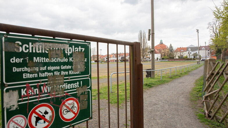 Der Jahnsportplatz in Kamenz verwildert. Der Besitzer plant gegenwärtig keine Investitionen.