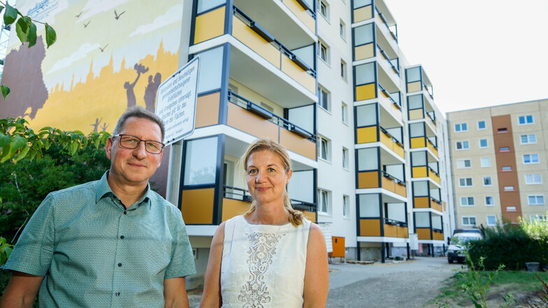 Die Vorstände Andre Hassa und Sandra Thiel von der Bautzener Wohnungsbaugenossenschaft Einheit freuen sich, dass die Mieter in den Eingängen Gesundbrunnenring 11 bis 17 neue Balkone haben. Auch an anderen Stellen investiert die Genossenschaft.
