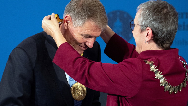 Sibylle Keupen (Parteilos), Bürgermeisterin von Aachen, überreicht die Plakette des Karlspreises an Klaus Iohannis, rumänischer Präsident