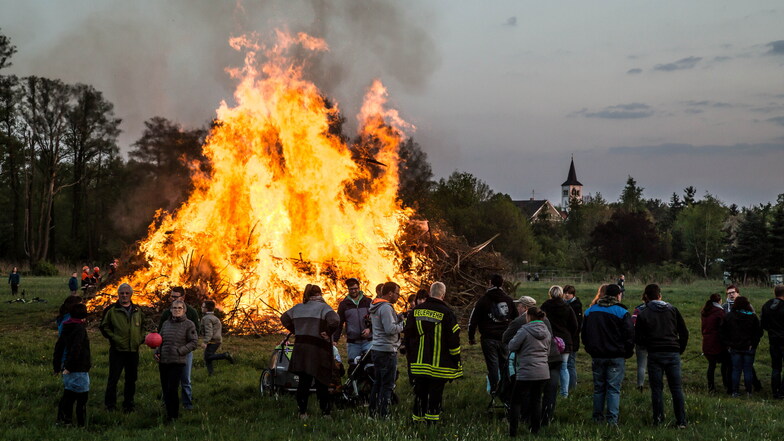 Das Hexenfeuer gleicht mancherorts einem Volksfest. Teilweise gibt es vorher traditionelle Fackel- und Lampionumzüge - wie etwa in Niesky und See.