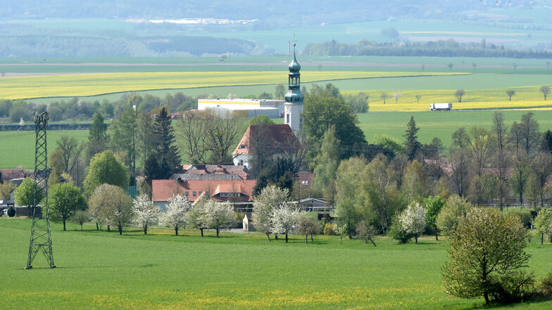 Eine Ortsansicht von Oberseifersdorf mit Blick zur Kirche. Jetzt sind hier auch die Einwohner aufgefordert, sich Gedanken über die künftige Entwicklung der Windparks im Ort Gedanken zu machen.  