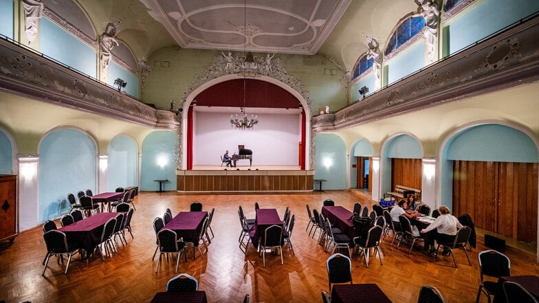 Der Ballsaal des Lindenhofes ist schon älter als 100 Jahre. Waldheimer wollen mit Gästen eine musikalische Zeitreise unternehmen. Den Anfang macht René Michael Röder mit Liedern aus dem Anfang des 20. Jahrhunderts am Klavier.