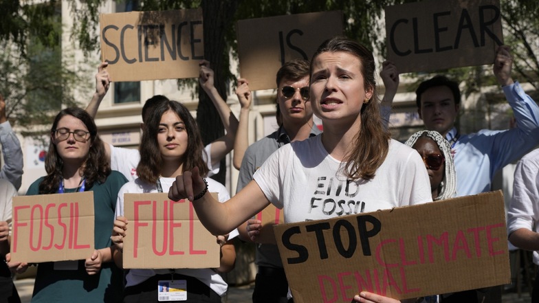 Luisa Neubauer (vorne), Klimaaktivistin aus Deutschland, nimmt an einem Protest gegen fossile Brennstoffe während der Weltklimakonferenz der Vereinten Nationen (COP28) teil.