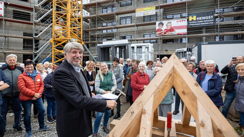 Richtfest beim Advita-Haus in Kreischa am Donnerstag: Geschäftsführer Dr. Matthias Faensen schlägt den obligatorisch letzten Nagel ins Gebälk.