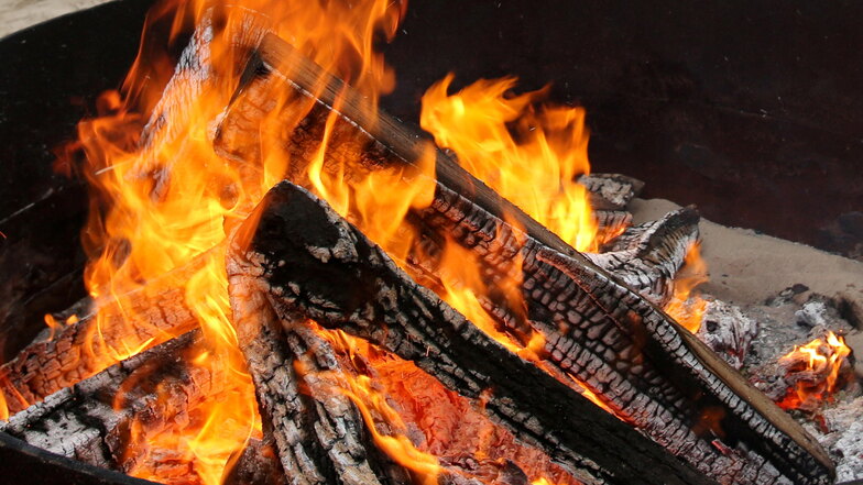 Auch in Feuerschalen darf nur trockenes unbehandeltes Holz verbrannt werden.