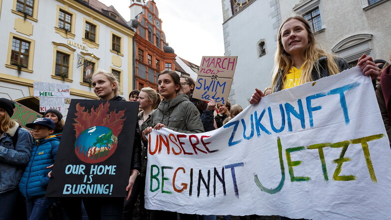 Junge Leute wie hier auf einer Schülerdemonstration von Fridays for Future in Görlitz vor vier Jahren drängen darauf, die Welt zu bewahren und den Ausstoß von Kohlendioxid radikal zu senken. Der Weg dahin ist aber nicht unumstritten.