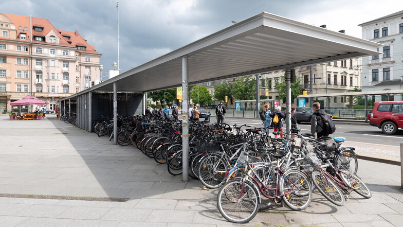 Hier auf dem Schlesischen Platz in Dresden müssen vorübergehend alle Fahrräder weg - für Reparatur- und Reinigungsarbeiten.