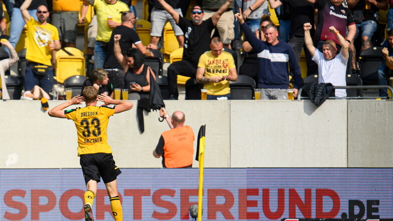 Christoph Daferner jubelt nach seinem zweiten Treffer und feiert mit den Fans.