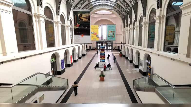 So leer ist die Empfangshalle des Hauptbahnhofs normalerweise noch nicht einmal an Wochenenden.