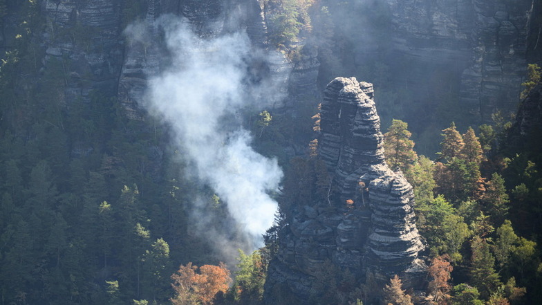 Rauch steigt Anfang August bei einem Waldbrand im Nationalpark Sächsische Schweiz in den Himmel.
