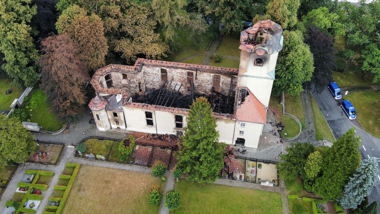 Die Großröhrsdorfer Barockkirche brannte im August 2023 bis auf die Grundmauern ab. Jetzt steht in Bautzen der Mann vor Gericht, der dafür verantwortlich sein soll.