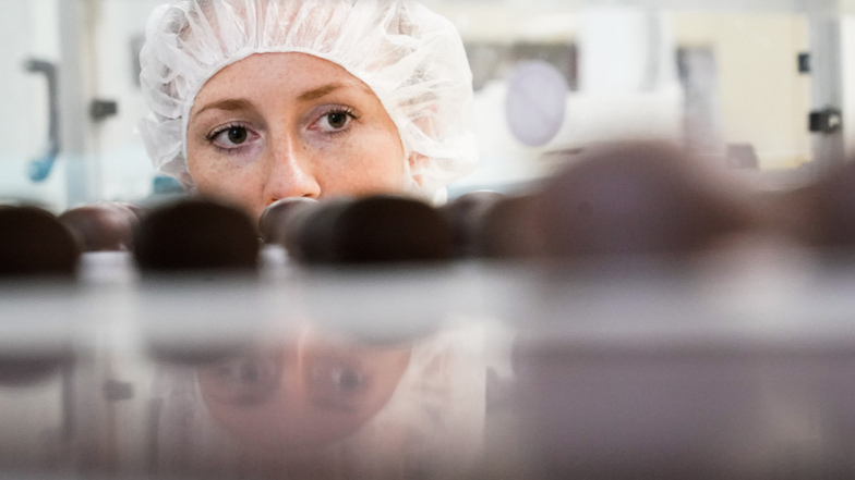 Eine Mitarbeiterin in der Halloren Schokoladenfabrik AG in Halle. In dem Hauptsitz der Firma findet zur Zeit die Hauptversammlung Halloren Schokoladenfabrik AG statt. 