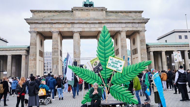 Cannabis-Demo in Berlin: Kiffen um Mitternacht am Brandenburger Tor