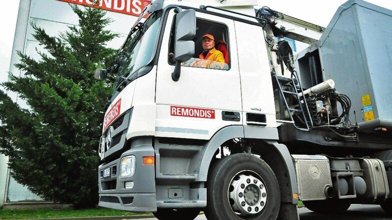 Frank Edlich ist Kraftfahrer bei Remondis in Quersa. Viele seiner Kollegen hatten sich Sorgen gemacht, wie es weitergeht wenn eine hessische Firma die Müllentsorgung im Altkreis Riesa-Großenhain übernimmt.