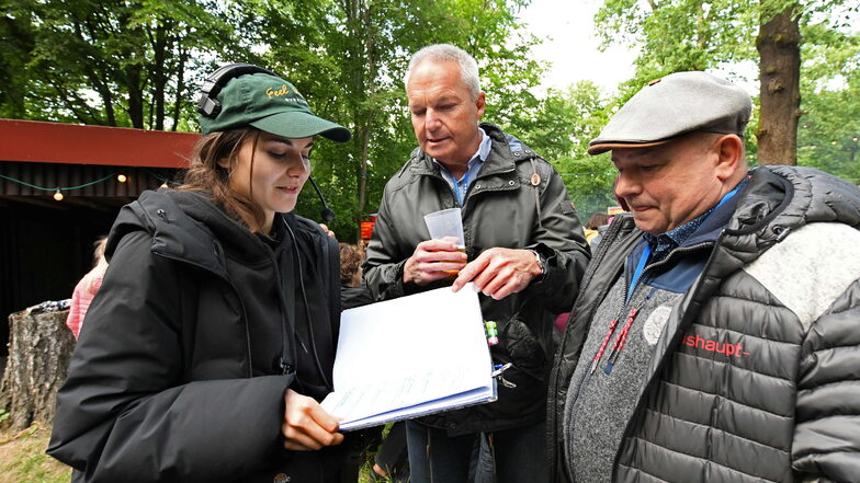 Künstlerbetreuerin Jessi gibt Bürgermeister Dirk Schilling und dem Ostrauer Michael Keller (rechts) einige Anweisungen