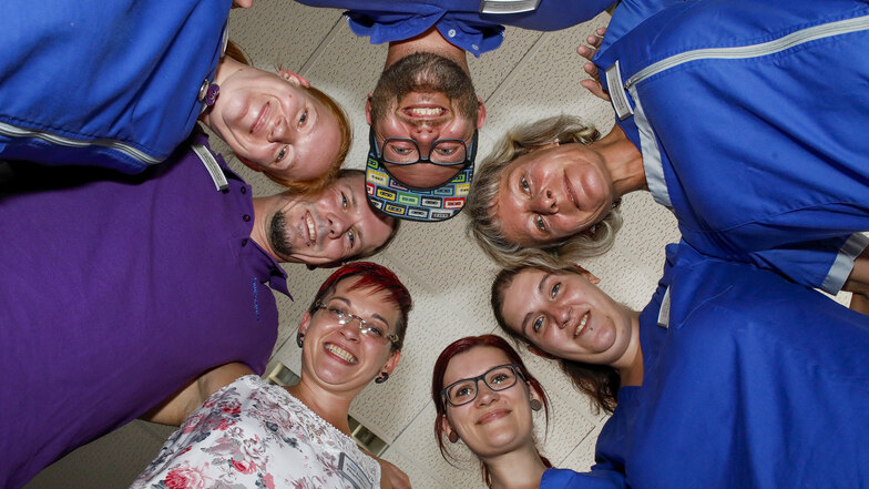 Annett Buchwald (unten links) und ihr Team von der neuen Sozialstation Mittelherwigsdorf sind ein Grund dafür, warum das Diakoniewerk Oberlausitz und seine Tochterfirmen jetzt erstmals mehr als 1.000 Mitarbeiter haben.