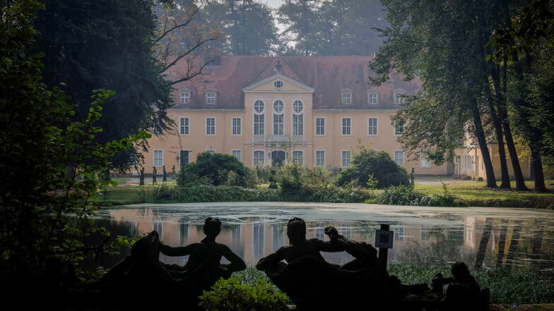 Hier liegt es idyllisch im Nebel: das Barockschloss Oberlichtenau mit seinem Park. Unklar ist derzeit, wie es mit dem Ensemble weitergeht.