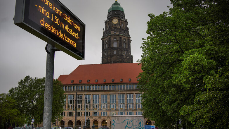 An der Pforde des Dresdner Rathauses kommen Manchmal Leute mit seltsamen Vorstellungen. Im März ist ein Streit an der Pforte eskaliert. Ein 32-Jähriger stand wegen Beleidigung vor dem Amtsgericht Dresden.