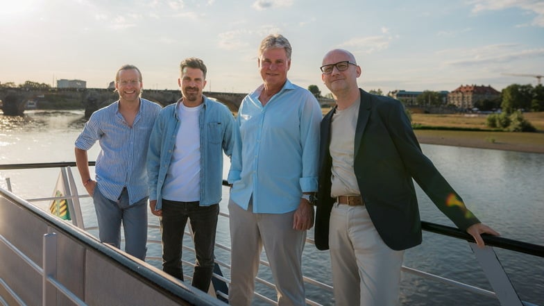 Eine Gesprächsrunde mit bestem Elbblick: Dynamo-Trainer Thomas Stamm (2.v.l.), Ex-Trainer Ralf Loose (2.v.r.) sowie die Moderatoren Tino Meyer (l.) und Jens Umbreit.