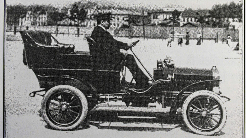 Der Kamenzer Fahrzeughersteller Horst Steudel mit einem seiner Automobile der Marke "Horst Steudel" 1907 in der Allgemeinen Automobilzeitung (AAZ). Zu sehen sein soll eine Internationale Prüfungsfahrt Wien-Klagenfurth-Wien.