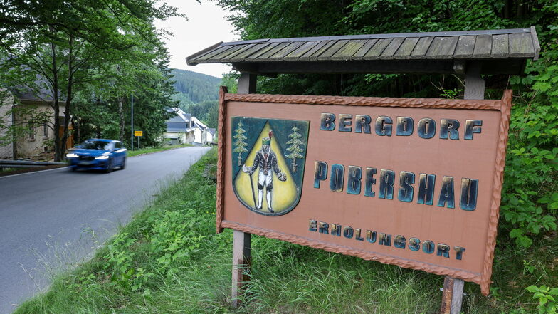 Ein Schild weist am Ortseingang weist auf das Bergdorf Pobershau hin. Dort stellte am Dienstagabend eine Kommission ihren Abschlussbericht zu sexualisierter Gewalt in der Kirchgemeinde vor.