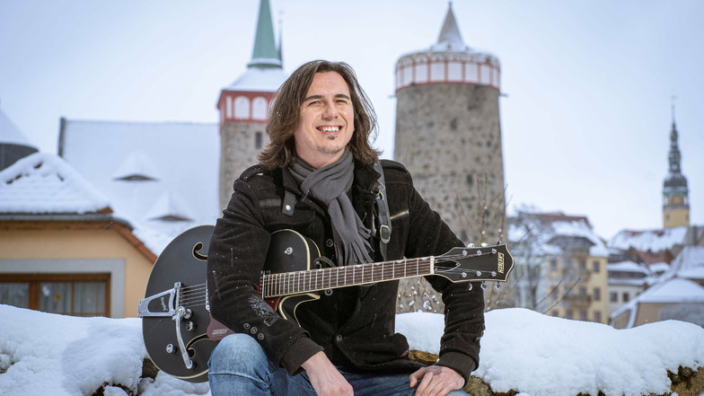 Der Januar 2021 steht für Björn Martins für einen neuen Aufbruch. Der langjährige Sänger und Gitarrist der Bautzener Partyband Jolly Jumper wandelt auf Solopfaden und widmet sich jetzt intensiv einer neuen Karriere.
