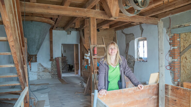 Leiterin Annett Hertweck in der alten Wassermühle in Förstgen, die von der Naturschutzstation umgebaut wird zu einem Museum, Café und einer Pension.