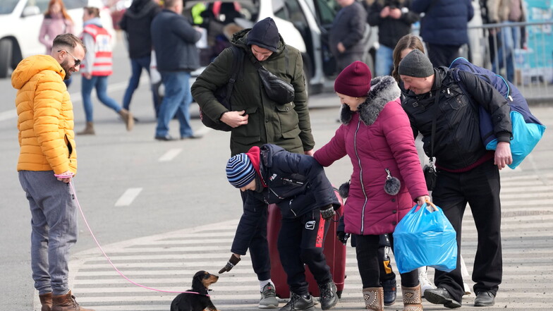 Eine Familie aus der Ukraine, nachdem sie die Grenze in die Slowakei überquert hat. Mehr als eine Million Menschen sind nach dem Einmarsch Russlands aus der Ukraine geflohen.