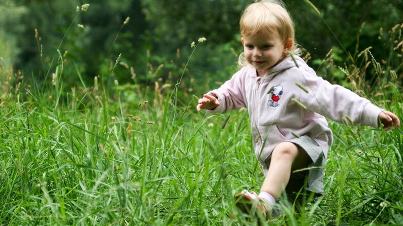 Beim Toben im Freien besteht die Gefahr, dass Kinder, aber auch Erwachsene, von einer Zecke gestochen werden und Borreliose bekommen.