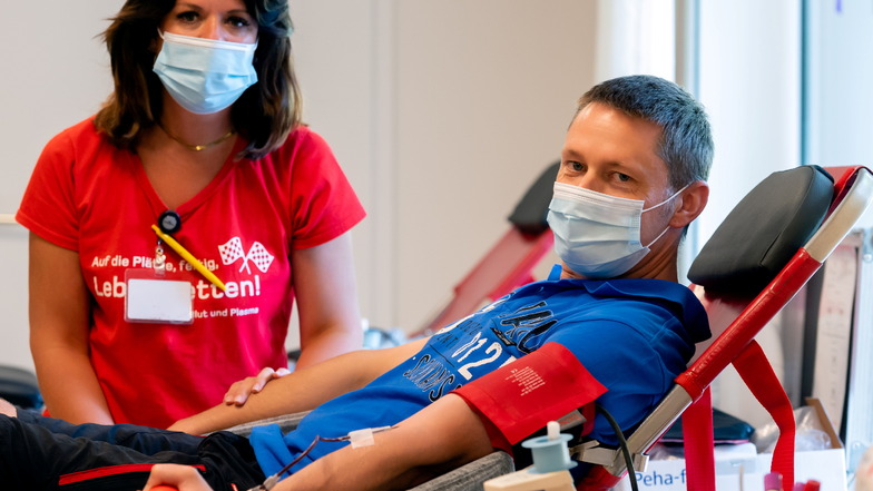 Thomas Förster aus Großdrebnitz kommt seit mehreren Jahren jedes Mal zum Blutspenden, wenn das Team vom Blutspendedienst Haema in Bischofswerda zu Gast ist.