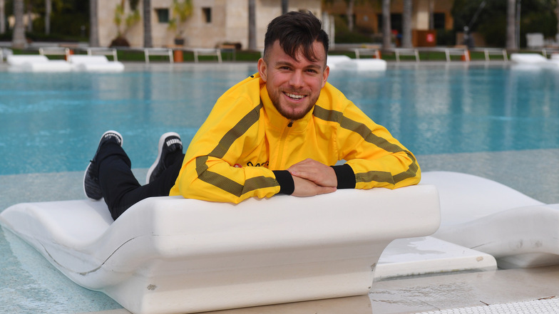 Am Pool und auf der faulen Haut liegen kann Sascha Horvath in Dynamos Trainingslager nicht. Für das Foto macht er eine Ausnahme.