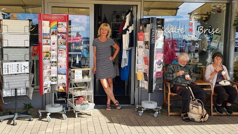 Sybille Eichler in der Tür ihres Ladens in Wiek auf Rügen. Viele Oberlausitzer haben sie hier schon besucht und mitunter auch erkannt.