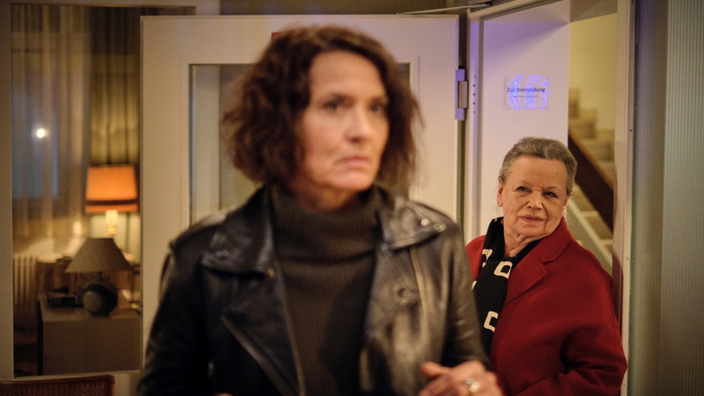 Ursula Werner (hinten) spielt im „Tatort“ Ludwigshafen die Tante der Kommissarin Odenthal: Niki ist pensionierte Staatsanwältin und war Nazi-Jägerin. Dieses Lebensthema lässt sie auch heute nicht los.