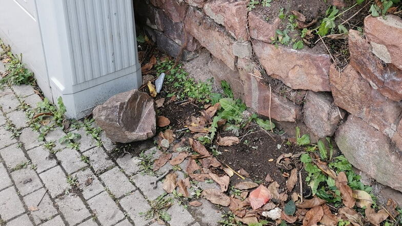 Auf den Fußweg: Dieser Stein fiel unmittelbar neben der Bushaltestelle aus der Mauer an der Leipziger Straße.