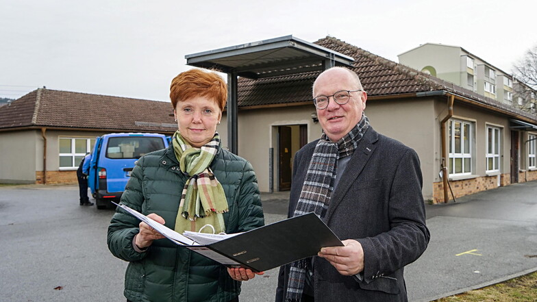 Wälzen schon seit Monaten viel Papier für den Umbau der ehemaligen Poststation in Weigsdorf-Köblitz: Bürgermeister Thomas Martolock und Bauamtsleiterin Andrea Richter. Woher das Geld dafür kommt, ist mittlerweile geklärt.