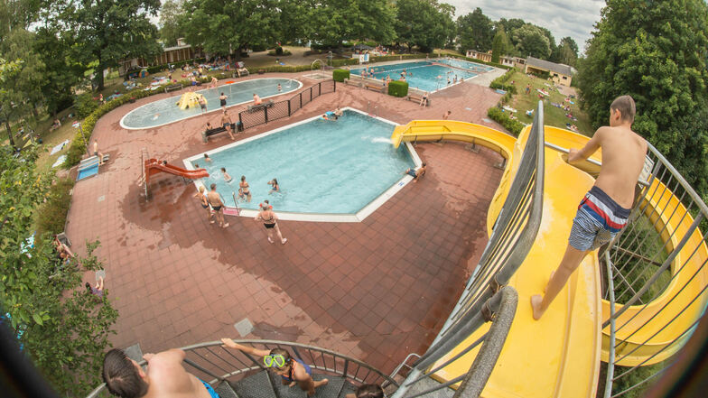 Im Freizeitbad in Reichenbach. darf nur mit Abstand gerutscht werden. Die Schwimmmeister achten darauf, dass die Besucher das auch einhalten.