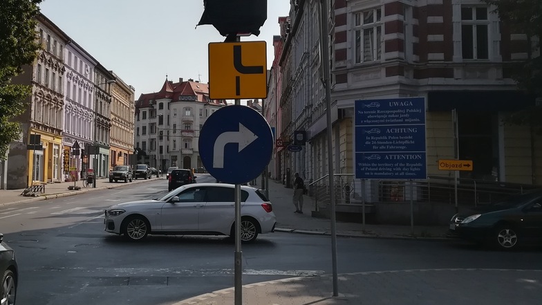 Unmittelbar hinter der Stadtbrücke in Zgorzelec hat der Gegenverkehr Vorfahrt, dann geht es nach rechts, so der Plan. Aber nicht jeder hält sich dran.
