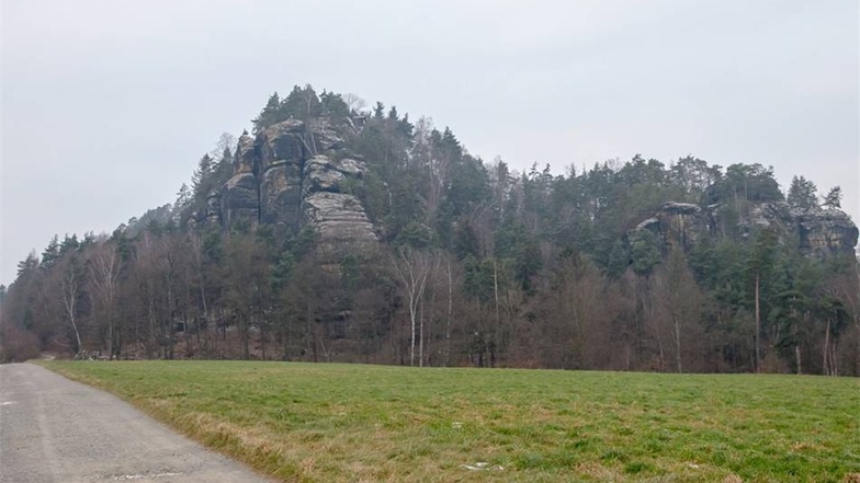 Der Rauenstein (linkselbischer Tafelberg in der Sächsischen Schweiz, 303,70 Meter über NN).