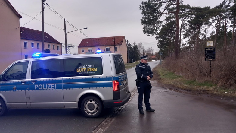 Polizisten sperrten am Montag Straßen rund ums Kieswerk von Holcim ab. Dort war eine Fliegerbombe gefunden worden.
