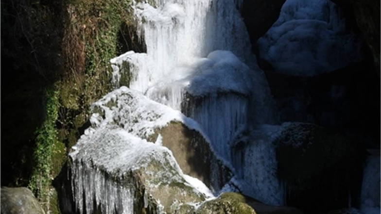 In Kälte erstarrt der Lichtenhainer Wasserfall im Kirnitzschtal. Das bei Touristen beliebte Fotomotiv glitzert dick gepanzert in der Wintersonne.