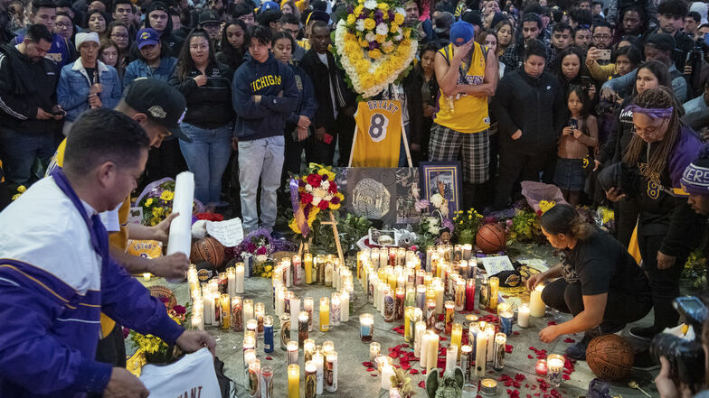 Fans gedenken dem verstorbenen Basketballspieler in der Nähe des Staples Center in Los Angeles. 