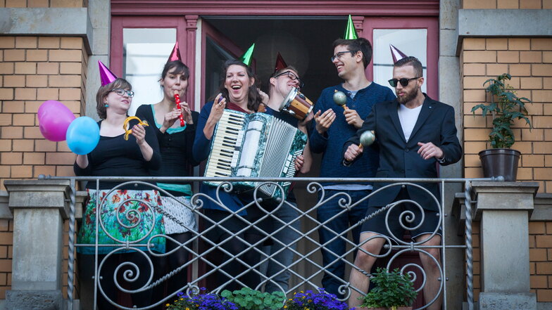Musik und andere Unterhaltung vom Balkon (hier im Jahr 2016): Auch das war ein Element der "Bunten Republik Neustadt".