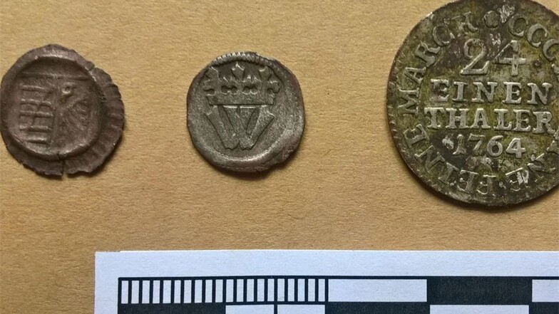 Gefunden wurden auch Münzen, wie dieser Hohlpfennig, Anhalt, Zerbst und Köthen, um 1480, ein Einseitiger Heller, vermutlich Böhmen Ende 15./Anfang 16. Jahrhunderts und der 1/2, Sachsen 1764.