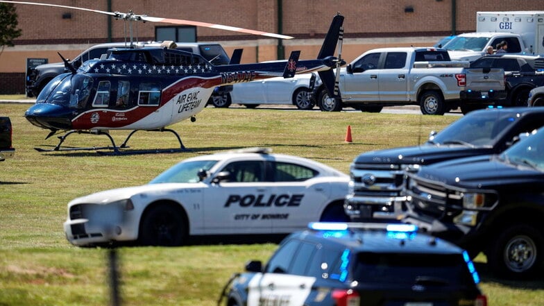 Ein Ambulanz-Hubschrauber steht vor der Apalachee High School: Ein 14-Jähriger hattte dort das Feuer eröffnet und mindestens vier Menschen getötet.