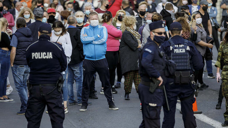 Hunderte haben am Freitagabend auf beiden Seiten der Grenze gegen die Schließung protestiert. Dazwischen: die polnische Polizei.