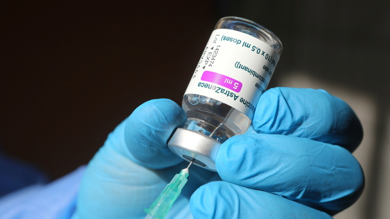 Eine Spritze mit dem Corona-Impfstoff von Astrazeneca.